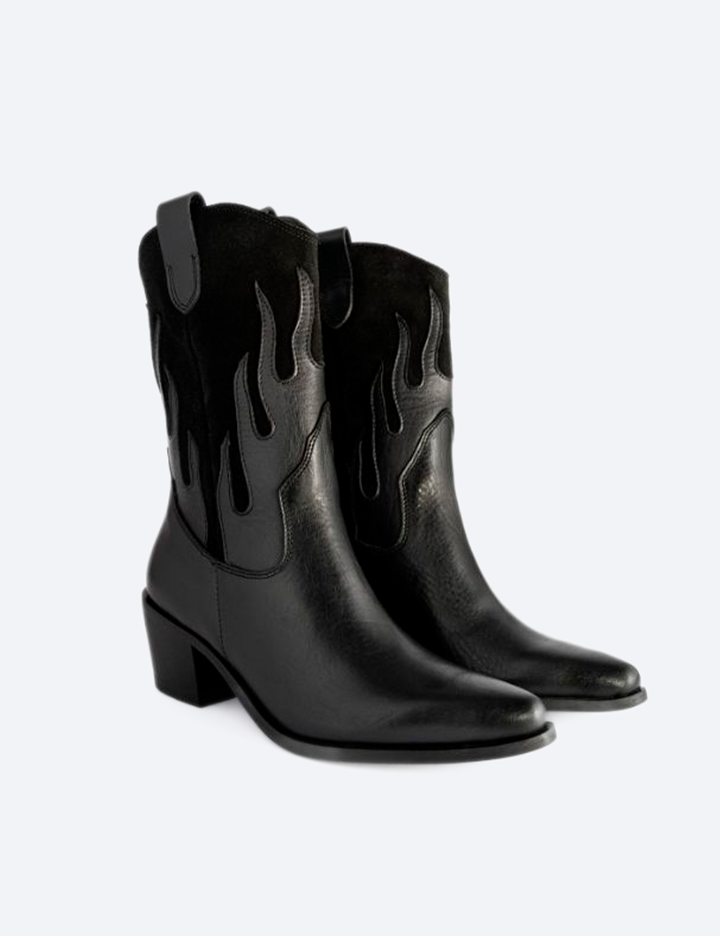 BOTA LLAMAS NEGRA
