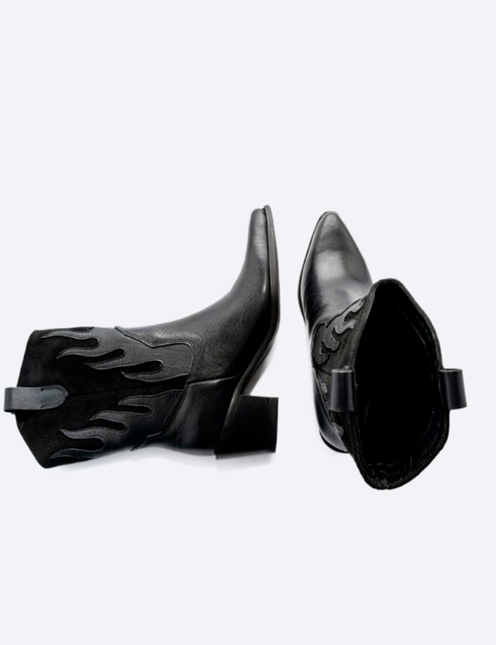 BOTA LLAMAS NEGRA